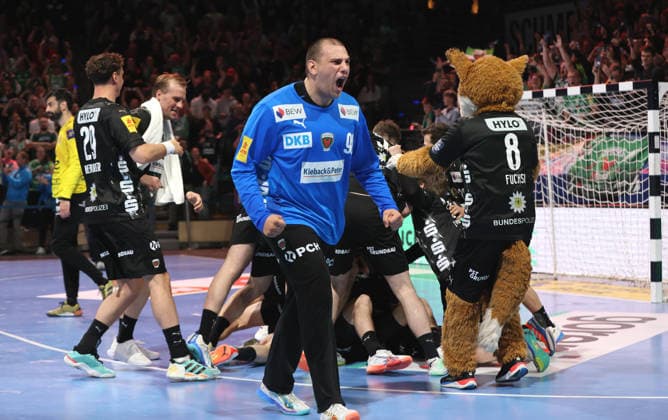 Torwart Dejan Milosavljev, Füchse Mannschaft jubelt nach Spielende Freude Emotion Handball CL Championsleague Champions League Herren Viertelfinale Rückspiel Saison 2025 2026 06.05.2026 Füchse Berlin vs. Veszprem HC in der Max Schmeling Halle