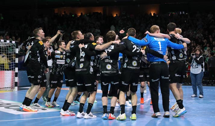Füchse Mannschaft jubelt nach Spielende Freude Emotion Handball CL Championsleague Champions League Herren Viertelfinale Rückspiel Saison 2025 2026 06.05.2026 Füchse Berlin vs. Veszprem HC in der Max Schmeling Halle