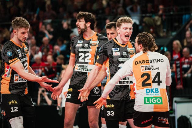 VBL: SVG Lüneburg vs. Berlin Recycling Volleys, 06.05.2026 Fedor Ivanov (Berlin Recycling Volleys, 33) jubelt zu Kyle Dagostino (Berlin Recycling Volleys, 24); Volleyball Bundesliga, Playoffs, Finale, Spiel 3: SVG Lüneburg vs. Berlin Recycling Volleys am 06.05.2026 in der LKH-Arena, Lüneburg Copyright: xBEAUTIFULxSPORTS Tonhäuserx