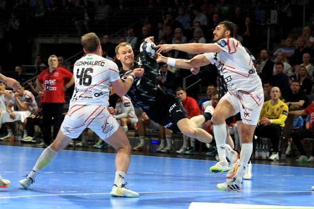 DEU, Machineseeker EHF Champions League, Fuechse Berlin vs. One VeszprŽm HC, 06.05.2026, Max-Schmeling-Halle, Berlin, DEU, Machineseeker EHF Champions League, Fuechse Berlin vs. One VeszprŽm HC, im Bild Mathias Gidsel (Fuechse Berlin 19), Dragan Pechmalbec (Veszprem 46), Yehia Elderaa (Veszprem 39)
