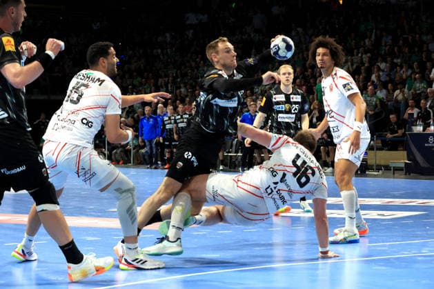 DEU, Machineseeker EHF Champions League, Fuechse Berlin vs. One VeszprŽm HC, 06.05.2026, Max-Schmeling-Halle, Berlin, DEU, Machineseeker EHF Champions League, Fuechse Berlin vs. One VeszprŽm HC, im Bild Mathias Gidsel (Fuechse Berlin 19), Ahmed Hesham (Veszprem 15), Dragan Pechmalbec (Veszprem 46), Ali Zein (Veszprem 90)