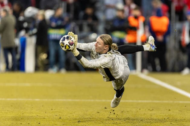 Torwart Matvey Safonov (FC Paris Saint-Germain) controls the ball during the UEFA Champions League 2025 26 Semi Final Second Leg match between FC Bayern München and Paris Saint-Germain at Football Arena Munich on May 6, 2026 in Munich, Germany. -
