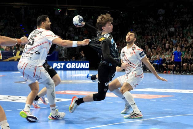 DEU, Machineseeker EHF Champions League, Fuechse Berlin vs. One VeszprŽm HC, 06.05.2026, Max-Schmeling-Halle, Berlin, DEU, Machineseeker EHF Champions League, Fuechse Berlin vs. One VeszprŽm HC, im Bild Nils Lichtlein (Fuechse Berlin 17), Ahmed Hesham (Veszprem 15), Yehia Elderaa (Veszprem 39)