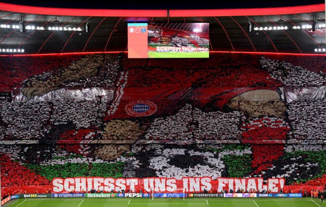 FUSSBALL CHAMPIONS LEAGUE SAISON 2025 2026 Halbfinal Rueckspiel 06.05.2026 FC Bayern Muenchen - Paris Saint-Germain Choreographie der FC Bayern Fans in der Suedkurve der Allianz Arena; SCHIESST UNS INS FINALE !