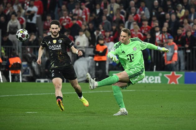 06.05.2026, xemx, Fussball UEFA Champions League 1 2 Finale, FC Bayern Muenchen - Paris St. Germain v.l. Khvicha Kvaratskhelia (Paris St. Germain) Manuel Neuer (FC Bayern Muenchen) Zweikampf, Aktion, action, battle for the ball (DFL DFB REGULATIONS PROHIBIT ANY USE OF PHOTOGRAPHS as IMAGE SEQUENCES and or QUASI-VIDEO) Muenchen