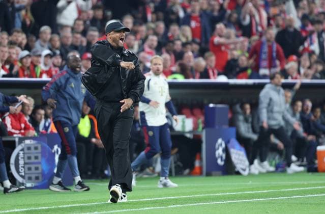 GER, CL Halbfinale FC Bayern Muenchen (GER) vs Paris Saint-Germain (FRA) 06.05.2026, Allianz Arena, München, GER, CL Halbfinale FC Bayern Muenchen (GER) vs Paris Saint-Germain (FRA), im Bild picture shows Coachingzone Seitenlinie Trainerbereich Technische Zone. Gestik Mimik Emotionen Trainer Vincent Kompany (FC Bayern Muenchen)