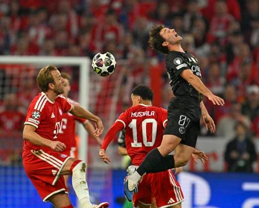 06.05.2026, Fussball UEFA Championsleague 2025 2026: Halbfinale Rückpiel, FC Bayern München - Paris St. Germain, in der Allianz-Arena München, v.l. Harry Kane (FC Bayern München), Jamal Musiala (Bayern München) und Joao Neves (FC Paris Saint-Germain)