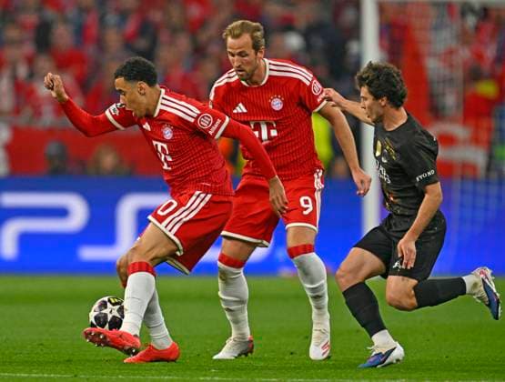 06.05.2026, Fussball UEFA Championsleague 2025 2026: Halbfinale Rückpiel, FC Bayern München - Paris St. Germain, in der Allianz-Arena München, v.l. Jamal Musiala (Bayern München), Harry Kane (FC Bayern München) und Joao Neves (FC Paris Saint-Germain)