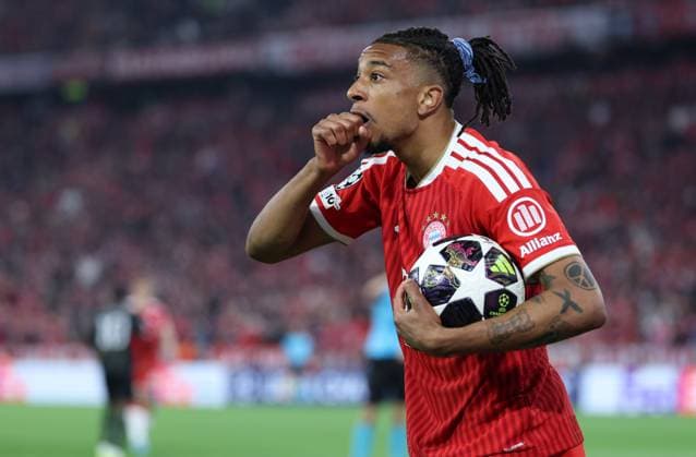 GER, CL Halbfinale FC Bayern Muenchen (GER) vs Paris Saint-Germain (FRA) 06.05.2026, Allianz Arena, München, GER, CL Halbfinale FC Bayern Muenchen (GER) vs Paris Saint-Germain (FRA), im Bild picture shows em Michael Olise (FC Bayern Muenchen 17) mit Ball im Arm ist fassungslos