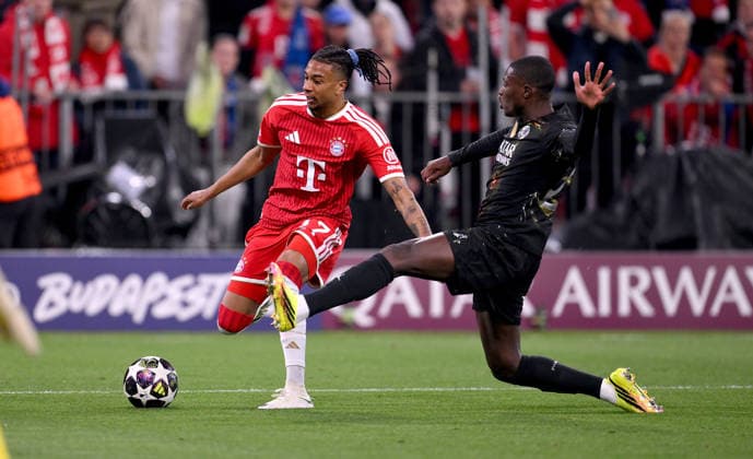 FUSSBALL CHAMPIONS LEAGUE SAISON 2025 2026 Halbfinal Rueckspiel 06.05.2026 FC Bayern Muenchen - Paris Saint-Germain Michael Olise (li, FC Bayern Muenchen) gegen Nuno Mendes (re, Paris Saint-Germain)
