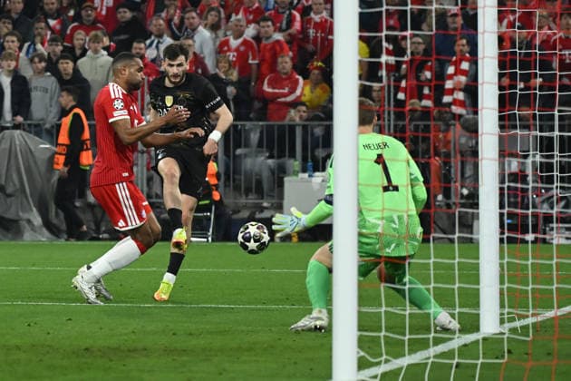 06.05.2026, xemx, Fussball UEFA Champions League 1 2 Finale, FC Bayern Muenchen - Paris St. Germain v.l. Jonathan Tah (FC Bayern Muenchen) Khvicha Kvaratskhelia (Paris St. Germain) Zweikampf, Aktion, action, battle for the ball (DFL DFB REGULATIONS PROHIBIT ANY USE OF PHOTOGRAPHS as IMAGE SEQUENCES and or QUASI-VIDEO) Muenchen