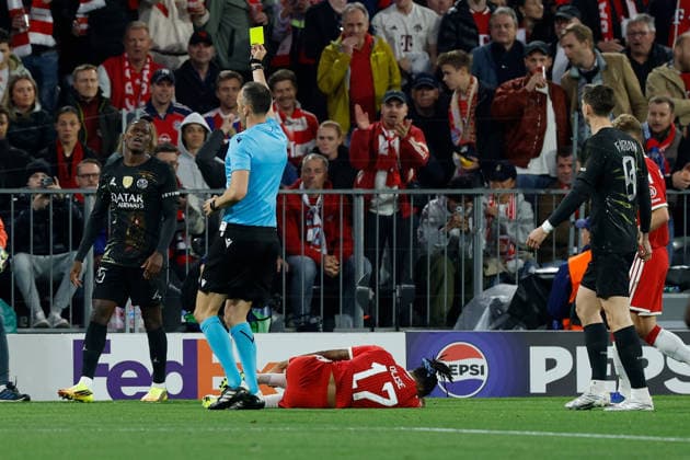 06.05.2026, xjrdrx, Fussball UEFA Champions League 1 2 Finale, FC Bayern Muenchen - Paris St. Germain v.l. Schiedsrichter Referee Joao Pinheiro zeigt Nunu Mendes (Paris St. Germain) die gelbe Karte Michael Olise (FC Bayern Muenchen) (DFL DFB REGULATIONS PROHIBIT ANY USE OF PHOTOGRAPHS as IMAGE SEQUENCES and or QUASI-VIDEO) Muenchen