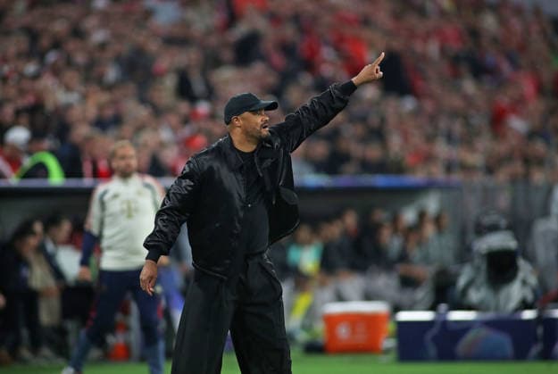 Fussball, Herren, Champions League, Saison 2025 2026, FC Bayern München - Paris Saint-Germain, Halbfinale Rückspiel, Allianz Arena Vincent Kompany, Trainer (FC Bayern München) hebt den linken Arm