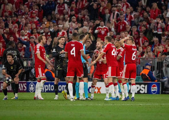 Fußball, Herren, Saison 2025 2026, Champions League (Halbfinale, Rückspiel), FC Bayern München - Paris St. Germain, v. l. Harry Kane (Bayern München), Jonathan Tah (Bayern München), Konrad Laimer (Bayern München), Josip Stanisic (Bayern München), Michael Olise (Bayern München) und Joshua Kimmich (Bayern München) beschweren sich beim Schiedsrichter Joao Pinheiro (POR), 06.05. 2026, Copyright: xMatthiasxKochx