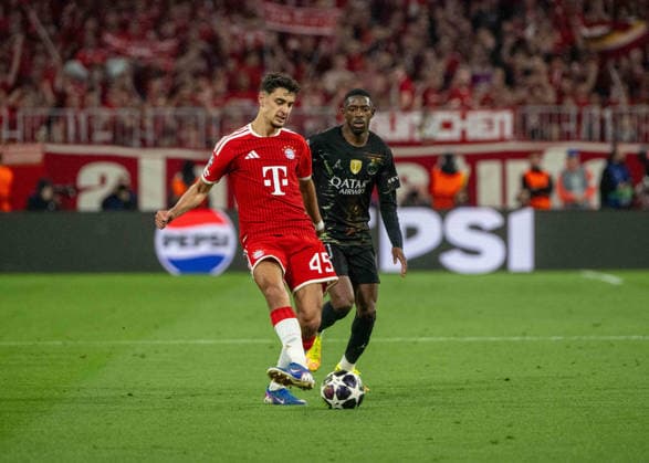 Fußball, Herren, Saison 2025 2026, Champions League (Halbfinale, Rückspiel), FC Bayern München - Paris St. Germain, v. l. Aleksandar Pavlovic (Bayern München), Ousmane Dembele (PSG), 06.05. 2026, Copyright: xMatthiasxKochx