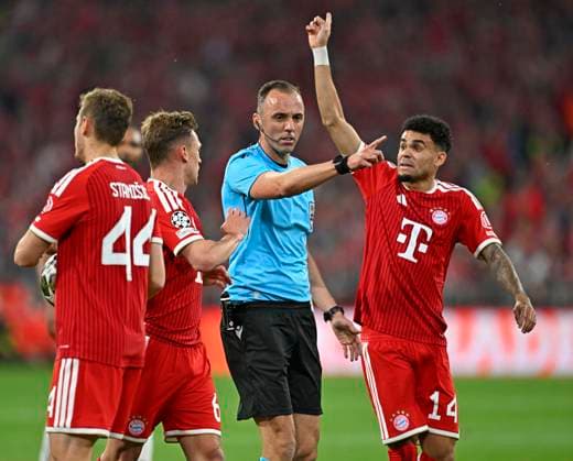 06.05.2026, Fussball UEFA Championsleague 2025 2026: Halbfinale Rückpiel, FC Bayern München - Paris St. Germain, in der Allianz-Arena München, Schiedsrichter Joao Pinheiro (Portugal) pfeift nicht, Joshua Kimmich (FC Bayern München) diskutiert mit ihm und Luis Diaz (FC Bayern München) und Josip Stanisic (Bayern München)