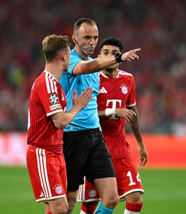 06.05.2026, Fussball UEFA Championsleague 2025 2026: Halbfinale Rückpiel, FC Bayern München - Paris St. Germain, in der Allianz-Arena München, Schiedsrichter Joao Pinheiro (Portugal) pfeift nicht, Joshua Kimmich (FC Bayern München) diskutiert mit ihm und Luis Diaz (FC Bayern München)