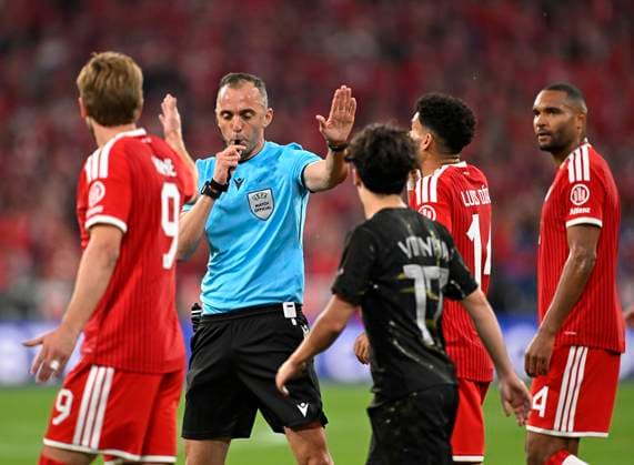06.05.2026, Fussball UEFA Championsleague 2025 2026: Halbfinale Rückpiel, FC Bayern München - Paris St. Germain, in der Allianz-Arena München, Schiedsrichter Joao Pinheiro (Portugal) pfeift, v.l. Harry Kane (FC Bayern München), Schiedsrichter Joao Pinheiro (Portugal) , Vitinha (FC Paris Saint-Germain), Luis Diaz (FC Bayern München) und Jonathan Tah (FC Bayern München)