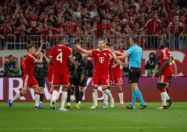 Fußball, Herren, Saison 2025 2026, Champions League (Halbfinale, Rückspiel), FC Bayern München - Paris St. Germain, v. l. Joshua Kimmich (Bayern München), Jonathan Tah (Bayern München), Harry Kane (Bayern München) und Dayot Upamecano (Bayern München) beschweren sich bei Schiedsrichter Joao Pinheiro (POR), 06.05. 2026, Copyright: xMatthiasxKochx