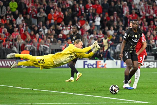 06.05.2026, Fussball UEFA Championsleague 2025 2026: Halbfinale Rückpiel, FC Bayern München - Paris St. Germain, in der Allianz-Arena München, v.l. Torwart Matvey Safonov (FC Paris Saint-Germain), Willian Pacho (FC Paris Saint-Germain) und Harry Kane (FC Bayern München)