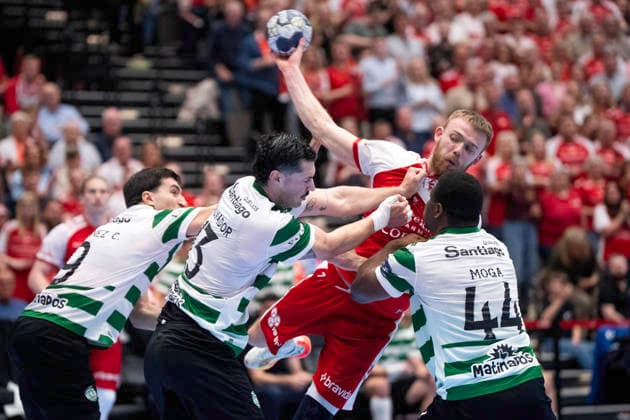 CL Men s Handball: Aalborg Handball - Sporting Clube de Portugal Aalborg s Thomas Arnoldsen in action with Sporting Clube de Portugal s Pedro Martinez, Salvador Salvador, and Christian Moga during the EHF Champions League quarter-final return match between Aalborg Handball and Sporting Clube de Portugal at Sparekassen Danmark Arena. (Photo: Bo Amstrup Ritzau Scanpix) , Aalborg Denmark Mors Copyright: BoxAmrstrupx xRitzauxScanpix BoxAmstrupx spdk20260506-213707-L