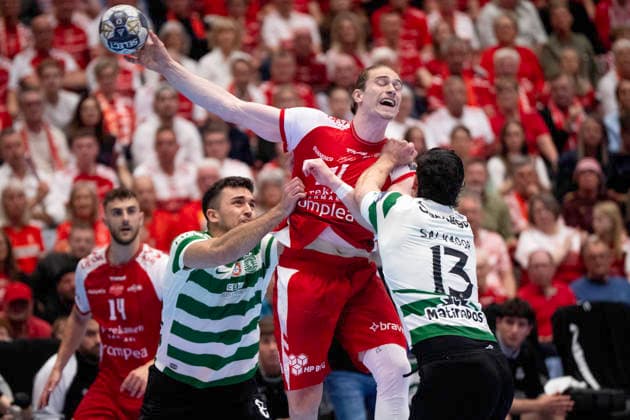 CL Men s Handball: Aalborg Handball - Sporting Clube de Portugal Aalborg s Juri Knorr in action with Sporting Clube de Portugal s Jan Gurri and Salvador Salvador during the EHF Champions League quarter-final return match between Aalborg Handball and Sporting Clube de Portugal at Sparekassen Danmark Arena. (Photo: Bo Amstrup Ritzau Scanpix) , Aalborg Denmark Mors Copyright: BoxAmrstrupx xRitzauxScanpix BoxAmstrupx spdk20260506-214141-L