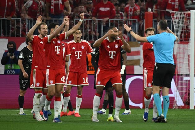 06.05.2026, xemx, Fussball UEFA Champions League 1 2 Finale, FC Bayern Muenchen - Paris St. Germain v.l. Proteste nach dem vermeintlichen Handspiel Schiedsrichter Referee Joao Pinheiro (DFL DFB REGULATIONS PROHIBIT ANY USE OF PHOTOGRAPHS as IMAGE SEQUENCES and or QUASI-VIDEO) Muenchen