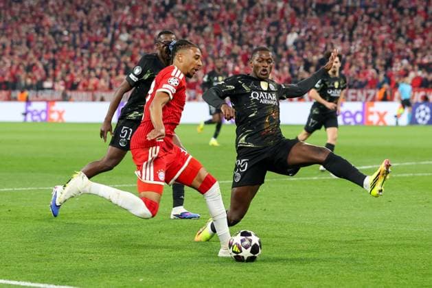im Zweikampf, Aktion, mit Michael Olise 17 (FC Bayern Muenchen), Nuno Mendes 25 (Paris Saint-Germain), FC Bayern Muenchen vs. Paris Saint-Germain, Fussball, UEFA, Champions League, Halbfinale, Rueckspiel, 06.05.2026 Muenchen Bayern Deutschland