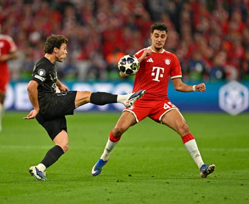 06.05.2026, Fussball UEFA Championsleague 2025 2026: Halbfinale Rückpiel, FC Bayern München - Paris St. Germain, in der Allianz-Arena München, v.l. Joao Neves (FC Paris Saint-Germain) gegen Aleksandar Pavlovic (FC Bayern München)