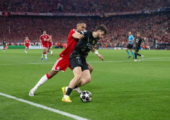 Fußball, Herren, Saison 2025 2026, Champions League (Halbfinale, Rückspiel), FC Bayern München - Paris St. Germain, v. l. Jonathan Tah (Bayern München), Khvicha Kvaratskhelia (PSG), 06.05. 2026, Copyright: xMatthiasxKochx