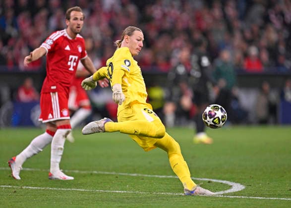 06.05.2026, Fussball UEFA Championsleague 2025 2026: Halbfinale Rückpiel, FC Bayern München - Paris St. Germain, in der Allianz-Arena München, v.l. Harry Kane (FC Bayern München) und Torwart Matvey Safonov (FC Paris Saint-Germain)