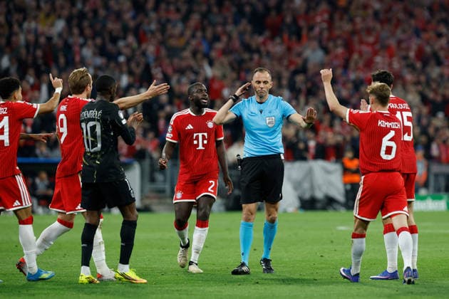 06.05.2026, xjrdrx, Fussball UEFA Champions League 1 2 Finale, FC Bayern Muenchen - Paris St. Germain v.l. Proteste nach dem vermeintlichen Handspiel Schiedsrichter Referee Joao Pinheiro Harry Kane (FC Bayern Muenchen) Dayot Upamecano (FC Bayern Muenchen) Aleksandar Pavlovic (FC Bayern Muenchen) Joshua Kimmich (FC Bayern Muenchen) (DFL DFB REGULATIONS PROHIBIT ANY USE OF PHOTOGRAPHS as IMAGE SEQUENCES and or QUASI-VIDEO) Muenchen *** 06 05 2026, xjrdrx, Football UEFA Champions League 1 2 Final, FC Bayern Muenchen Paris St Germain v l Protests after the alleged handball Referee Joao Pinheiro Harry Kane FC Bayern Muenchen Dayot Upamecano FC Bayern Muenchen Aleksandar Pavlovic FC Bayern Muenchen Joshua Kimmich FC Bayern Muenchen DFL DFB REGULATIONS PROHIBIT ANY USE OF PHOTOGRAPHS as IMAGE SEQUENCES and or QUASI VIDEO Muenchen