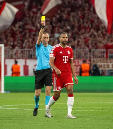 Fußball, Herren, Saison 2025 2026, Champions League (Halbfinale, Rückspiel), FC Bayern München - Paris St. Germain, Schiedsrichter Joao Pinheiro (POR) zeigt Jonathan Tah (Bayern München) die gelbe Karte, 06.05. 2026, Copyright: xMatthiasxKochx