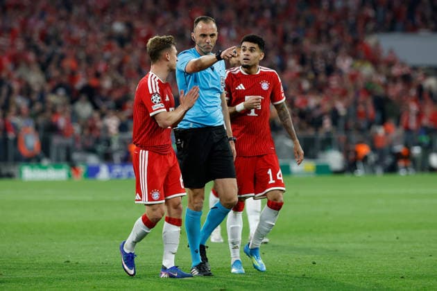 06.05.2026, xjrdrx, Fussball UEFA Champions League 1 2 Finale, FC Bayern Muenchen - Paris St. Germain v.l. Proteste nach dem vermeintlichen Handspiel Schiedsrichter Referee Joao Pinheiro Joshua Kimmich (FC Bayern Muenchen) Luis Diaz (FC Bayern Muenchen) (DFL DFB REGULATIONS PROHIBIT ANY USE OF PHOTOGRAPHS as IMAGE SEQUENCES and or QUASI-VIDEO) Muenchen