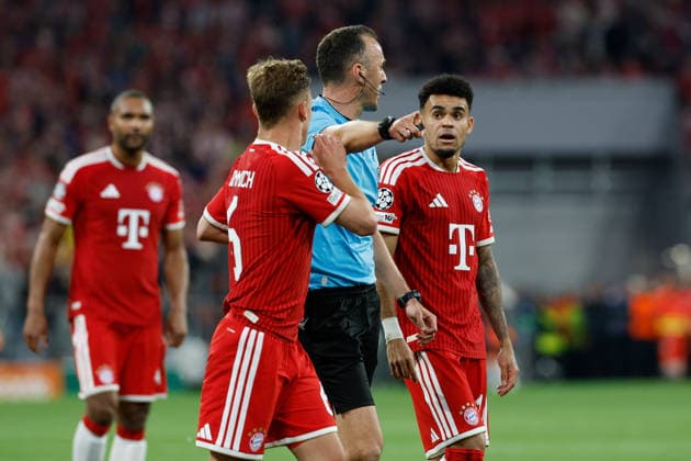 06.05.2026, xjrdrx, Fussball UEFA Champions League 1 2 Finale, FC Bayern Muenchen - Paris St. Germain v.l. Proteste nach dem vermeintlichen Handspiel Schiedsrichter Referee Joao Pinheiro Joshua Kimmich (FC Bayern Muenchen) Luis Diaz (FC Bayern Muenchen) (DFL DFB REGULATIONS PROHIBIT ANY USE OF PHOTOGRAPHS as IMAGE SEQUENCES and or QUASI-VIDEO) Muenchen