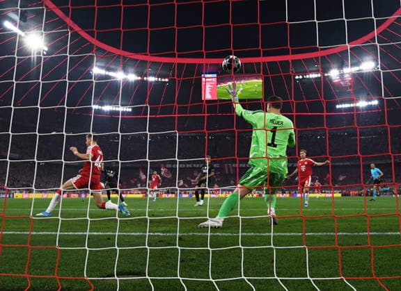 Fußball, Herren, Saison 2025 2026, Champions League (Halbfinale, Rückspiel), FC Bayern München - Paris St. Germain, Ousmane Dembele (PSG) erzielt das Tor zum 0:1 gegen Josip Stanisic (Bayern München) und Torhüter Manuel Neuer (Bayern München), 06.05. 2026, Copyright: xMatthiasxKochx
