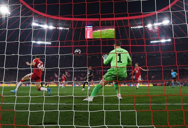 Fußball, Herren, Saison 2025 2026, Champions League (Halbfinale, Rückspiel), FC Bayern München - Paris St. Germain, Ousmane Dembele (PSG) erzielt das Tor zum 0:1 gegen Josip Stanisic (Bayern München) und Torhüter Manuel Neuer (Bayern München), 06.05. 2026, Copyright: xMatthiasxKochx