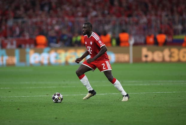 Fussball, Herren, Champions League, Saison 2025 2026, FC Bayern München - Paris Saint-Germain, Halbfinale Rückspiel, Allianz Arena Dayot Upamecano (FC Bayern München) mit Ball