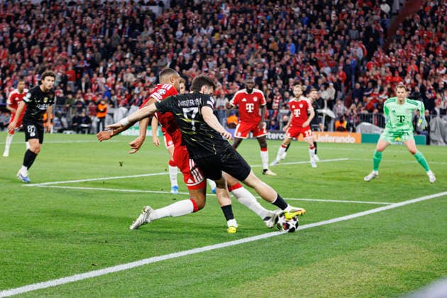 Jonathan Tah and Khvicha Kvaratskhelia seen during UEFA Champions League semifinal game between teams o FC Bayern Munchen and Paris Saint-Germain (Grzegorz Wajda Ball Raw Images) Munich Allianz Arena Germany Copyright: xGrzegorzxWajdax grzegorzwajda_bayern_psg_2526_5-11