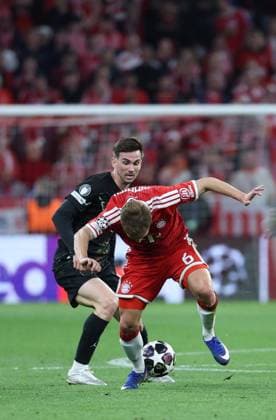 GER, CL Halbfinale FC Bayern Muenchen (GER) vs Paris Saint-Germain (FRA) 06.05.2026, Allianz Arena, München, GER, CL Halbfinale FC Bayern Muenchen (GER) vs Paris Saint-Germain (FRA), im Bild picture shows Fabian Ruiz Fabian Ruiz (FC Paris Saint 08) im Zweikampf gegen Joshua Kimmich (FC Bayern Muenchen 06)