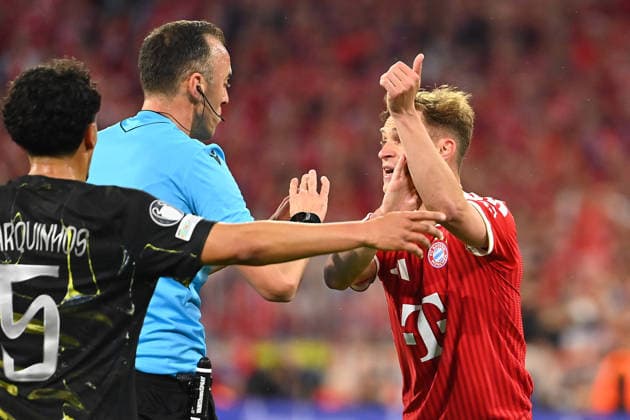 Joshua KIMMICH (Bayern Muenchen) reklamiert Handspiel bei Schiedsrichter Joao PINHEIRO. Fussball Champions League,Saison 2025 26, Halbfinale FC Bayern-Muenchen - Paris Saint Germain (PSG) am 06.05.2026 A L L I A N Z A R E N A.