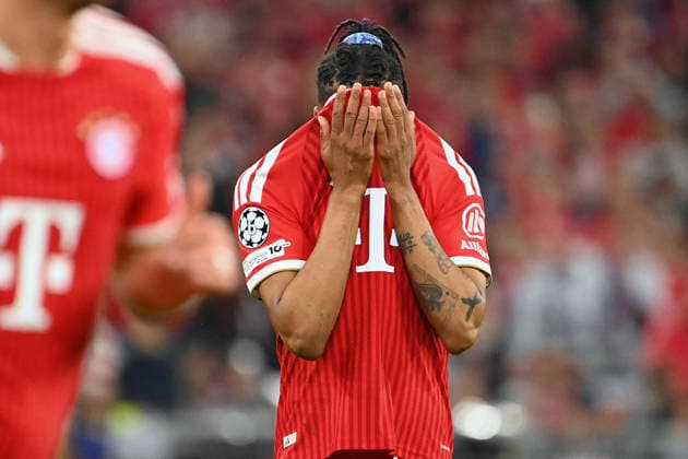 Michael OLISE (Bayern Muenchen), Enttaeuschung,Frust,enttaeuscht, frustriert,niedergeschlagen, Aktion,Einzelbild,angeschnittenes Einzelmotiv,Halbfigur,halbe Figur. Fussball Champions League,Saison 2025 26, Halbfinale FC Bayern-Muenchen - Paris Saint Germain (PSG) am 06.05.2026 A L L I A N Z A R E N A.