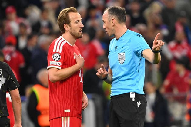Harry KANE (Bayern Muenchen) mit Schiedsrichter Joao PINHEIRO Fussball Champions League,Saison 2025 26, Halbfinale FC Bayern-Muenchen - Paris Saint Germain (PSG) am 06.05.2026 A L L I A N Z A R E N A.