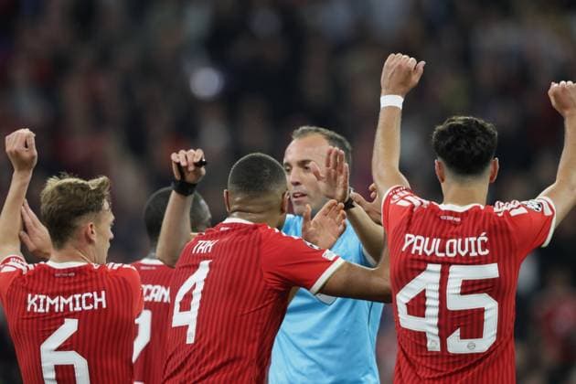 Bayern - Spieler bestuermen Schiedsrichter PINHEIRO. Fussball: Bayern - Paris. Fußball Championsleague, FC Bayern München - Paris Saint Germain, Halbfinale, Rückspiel, Saison 2025-2026, am 6.05.2026 in Muenchen, A L L I A N Z A R E N A, Deutschland. Quelle Copyright Credit : Oryk HAIST