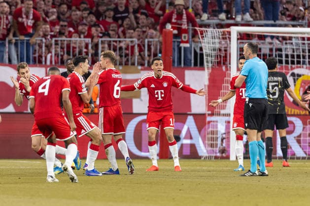 Josip Stanisic (FC Bayern München), Aleksandar Pavlovic (FC Bayern München), Joshua Kimmich (FC Bayern München), Jamal Musiala (FC Bayern München) und Schiedsrichter Joao Pinheiro discusses during the UEFA Champions League 2025 26 Semi Final Second Leg match between FC Bayern München and Paris Saint-Germain at Football Arena Munich on May 6, 2026 in Munich, Germany. -