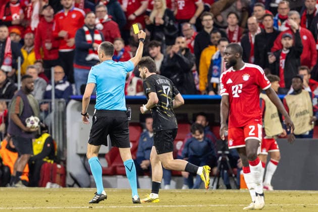 Schiedsrichter Joao Pinheiro zeigt Kvicha Kvaratskhelia (FC Paris Saint-Germain) the yellow card during the UEFA Champions League 2025 26 Semi Final Second Leg match between FC Bayern München and Paris Saint-Germain at Football Arena Munich on May 6, 2026 in Munich, Germany. -
