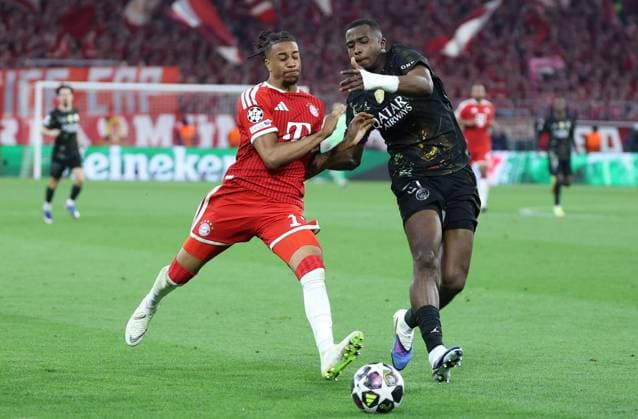 GER, CL Halbfinale FC Bayern Muenchen (GER) vs Paris Saint-Germain (FRA) 06.05.2026, Allianz Arena, München, GER, CL Halbfinale FC Bayern Muenchen (GER) vs Paris Saint-Germain (FRA), im Bild picture shows Michael Olise (FC Bayern Muenchen 17) im Zweikampf gegen Willian Pacho (FC Paris Saint 51)