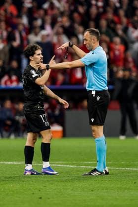 MUNICH, GERMANY - MAY 6: Vitinha (FC Paris Saint-Germain, 17) talking to referee Joao Pinheiro during the UEFA Champions League Semi-Final between FC Bayern Muenchen vs Paris Saint-Germain at Allianz Arena at Semi-Finals 2nd leg of the UEFA Champions League on May 6, 2026 in Munich, Germany. Bavaria Germany Copyright: xSteffiexWunderlx