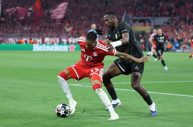 GER, CL Halbfinale FC Bayern Muenchen (GER) vs Paris Saint-Germain (FRA) 06.05.2026, Allianz Arena, München, GER, CL Halbfinale FC Bayern Muenchen (GER) vs Paris Saint-Germain (FRA), im Bild picture shows Michael Olise (FC Bayern Muenchen 17) im Zweikampf gegen Willian Pacho (FC Paris Saint 51)