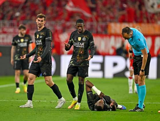 06.05.2026, Fussball UEFA Championsleague 2025 2026: Halbfinale Rückpiel, FC Bayern München - Paris St. Germain, in der Allianz-Arena München, Willian Pacho (FC Paris Saint-Germain) am Boden, der Schiedsrichter Joao Pinheiro (Portugal) erkundingt sich nach dem Befinden